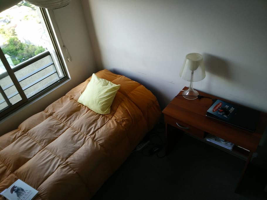 la habitación funcional y con vistas