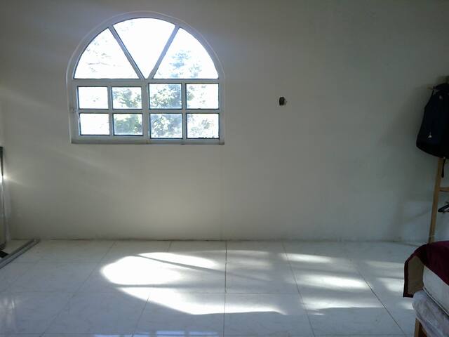 CASA PARA DESCANSAR CON AMPLIO JARDIN