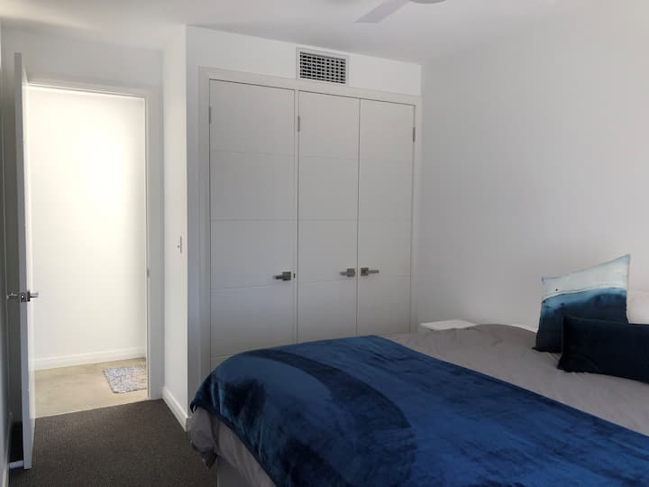 Spálňa Four má manželskú posteľ veľkosti king, ktorá môže byť rozdelená na dvojicu jednolôžka - POŽIADAJTE O ČAS V čase REZERVÁCIE.
