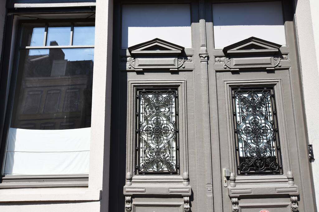 Entrée privée par la porte cochère
