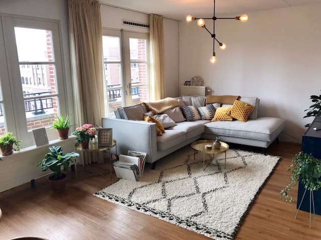 Beautiful apartment with terrace and canal view