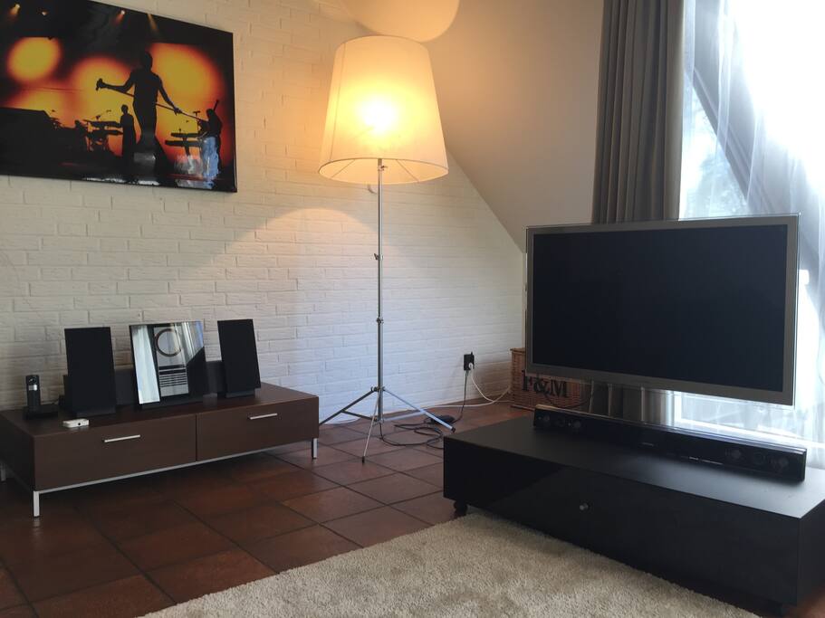 TV und Musikanlage im Wohnzimmer