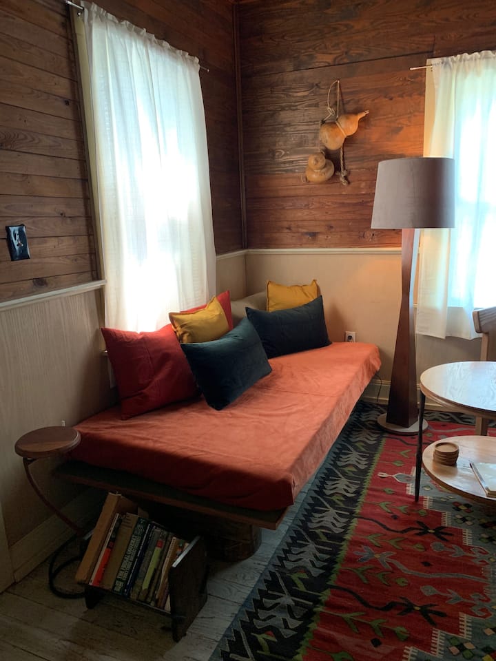 Dhoma e ndenjjes me krevat dite.