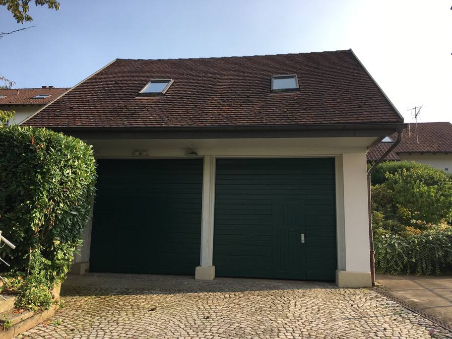 Doppelgarage, elektrisch zu öffnen