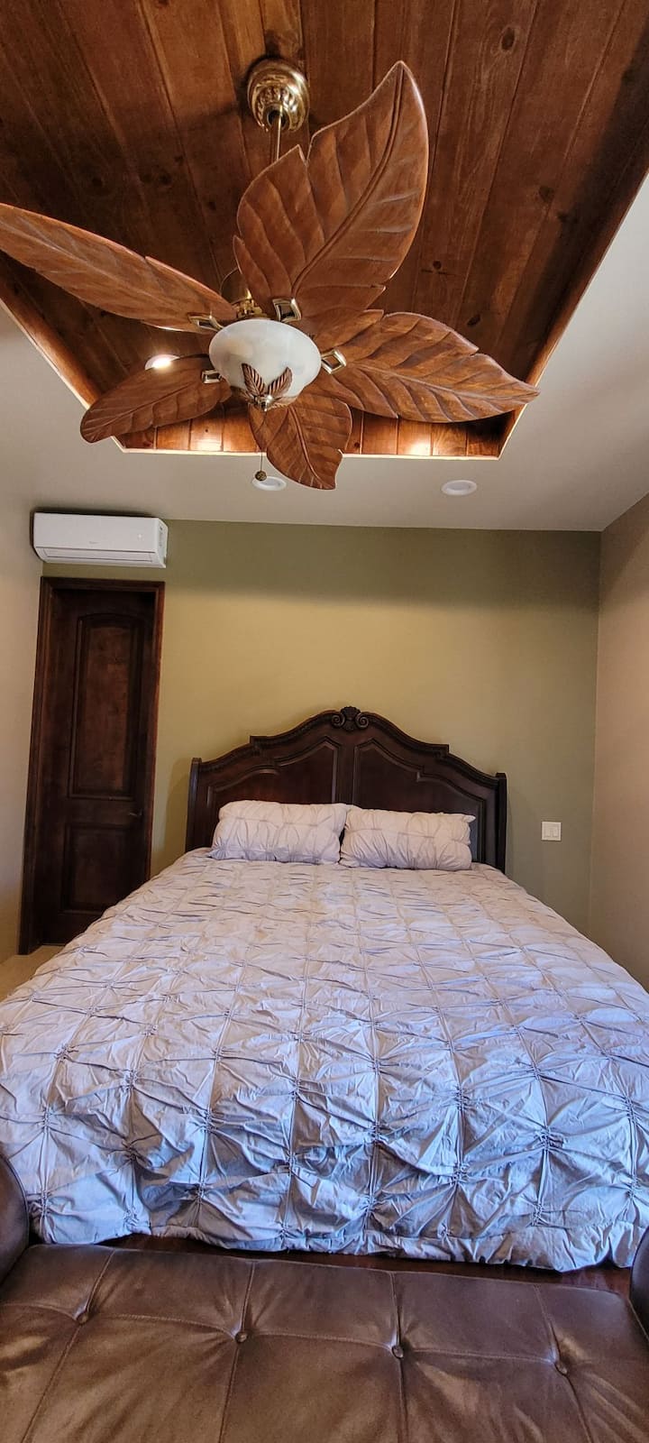 Hlavná spálňa s manželskou posteľou King, vlastná kúpeľňa, stropný ventilátor a šatníková skriňa. 9-palcový strop. Na vedľajšiu terasu vedú posuvné dvere.