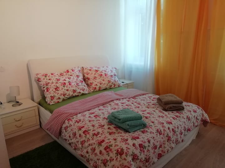 Schlafraum mit Doppelbett
חדר שינה עם מיטה זוגית.