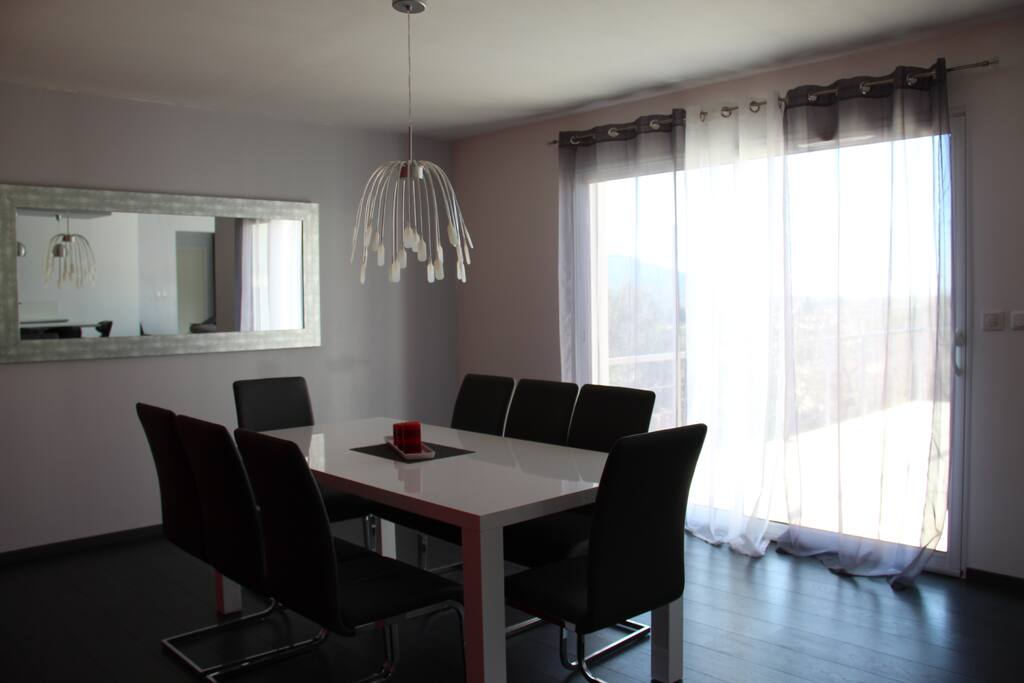 Salle à manger baie vitrée donnant sur terrasse