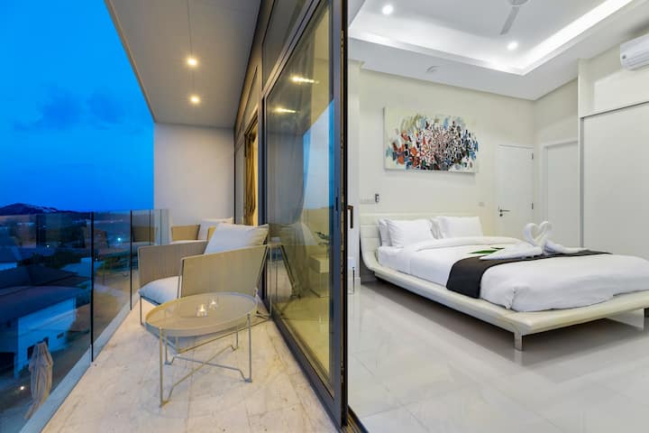 Dormitorio 1 con balcón con vistas al mar.