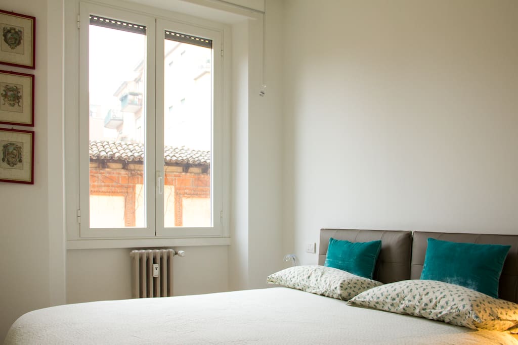 camera da letto con letto a due piazze