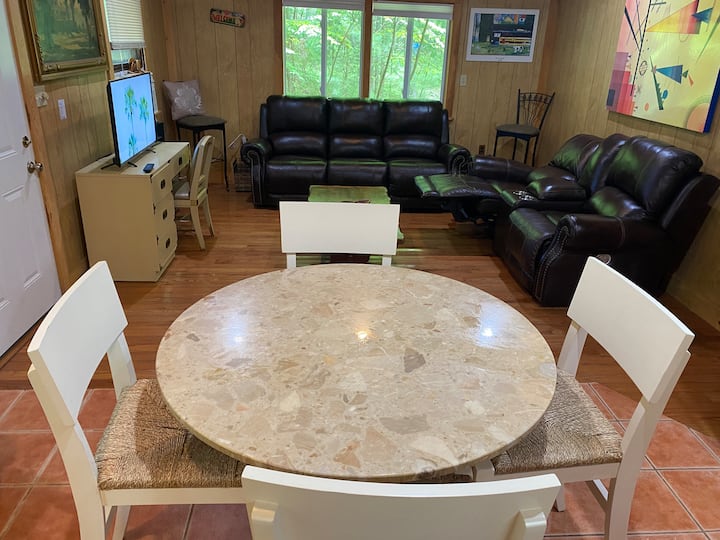 Plne vybavená kuchyňa prúdi do obývacej izby. Úplne nové polohovateľné divadlo, ako je kožený gauč pre najpohodlnejšie potešenie zo sledovania. Inteligentná televízia a vynikajúce Wi-Fi 