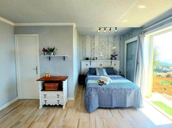 Chambre confortable 4 places ( idéal familles ou groupes  enfants ou adolescents) avec accès direct au jardin et salle de bain privée à l'intérieur de la chambre.
