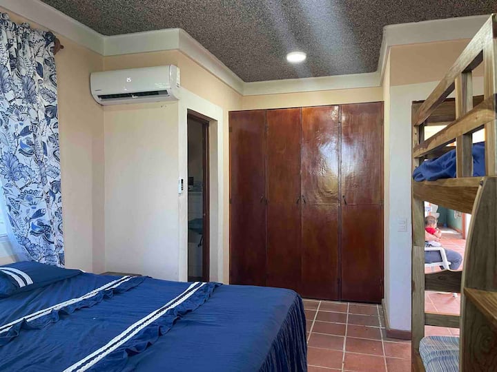 غرفة نوم أولى في الطابق السفلي