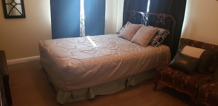 Queensize slaapkamer.  Ruime ruimte om te zitten