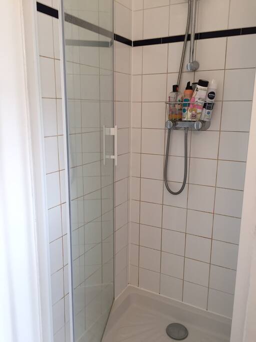 Salle de douche propre