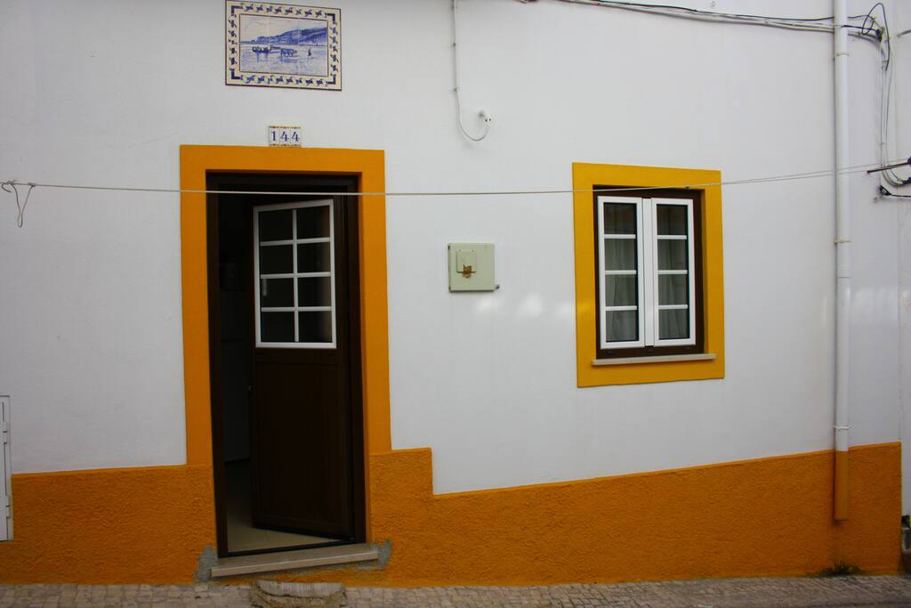 Porta de entrada e janela do quarto 1