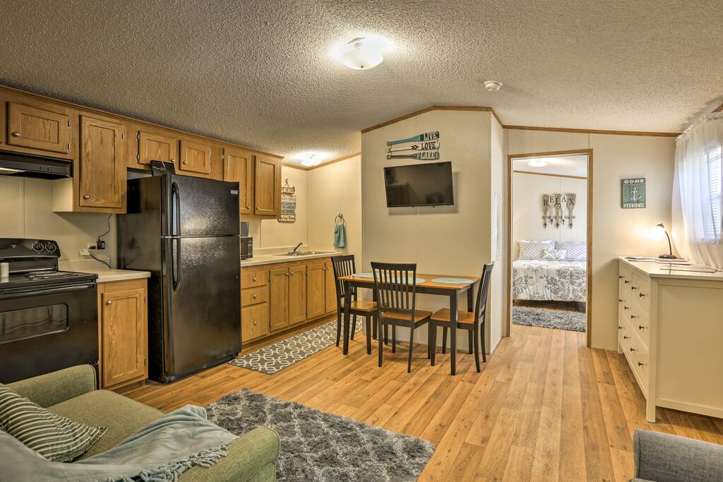 This quaint unit comfortably sleeps 4 and boasts a lake-themed decor.
