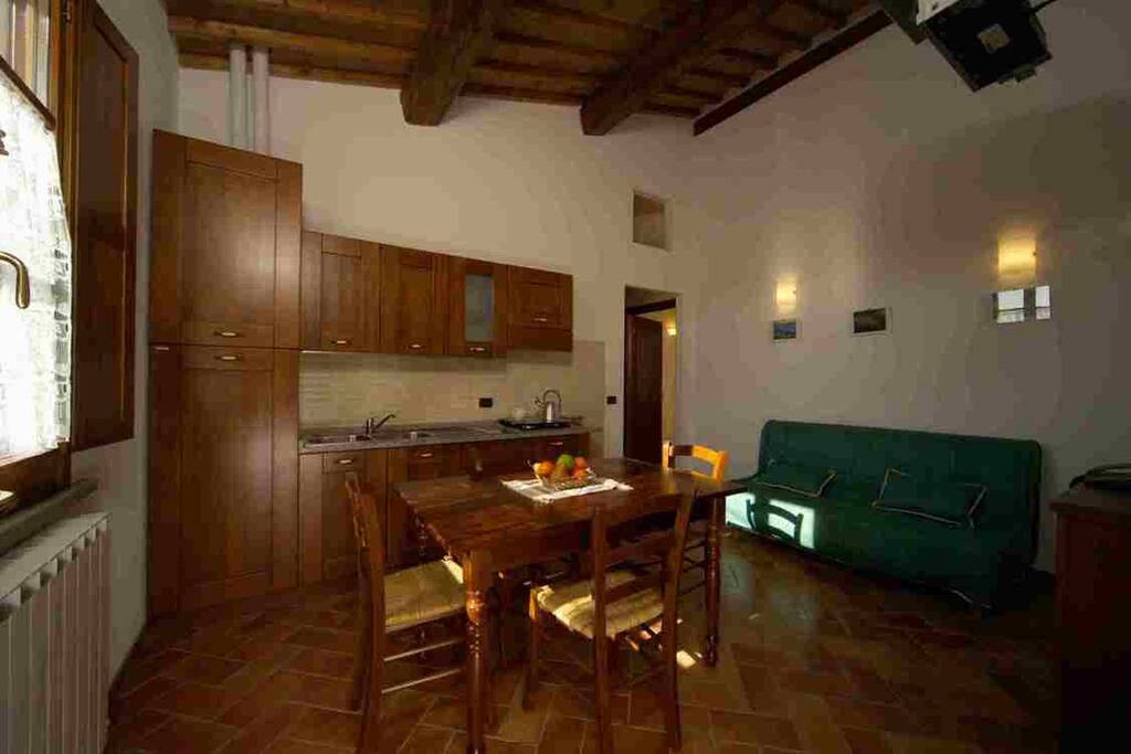 cucina soggiorno con divano letto matrimoniale
