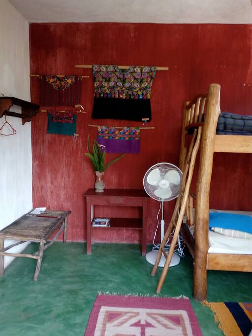 Mesita para acomodar tu computadora, repisa y espacio para valijas.