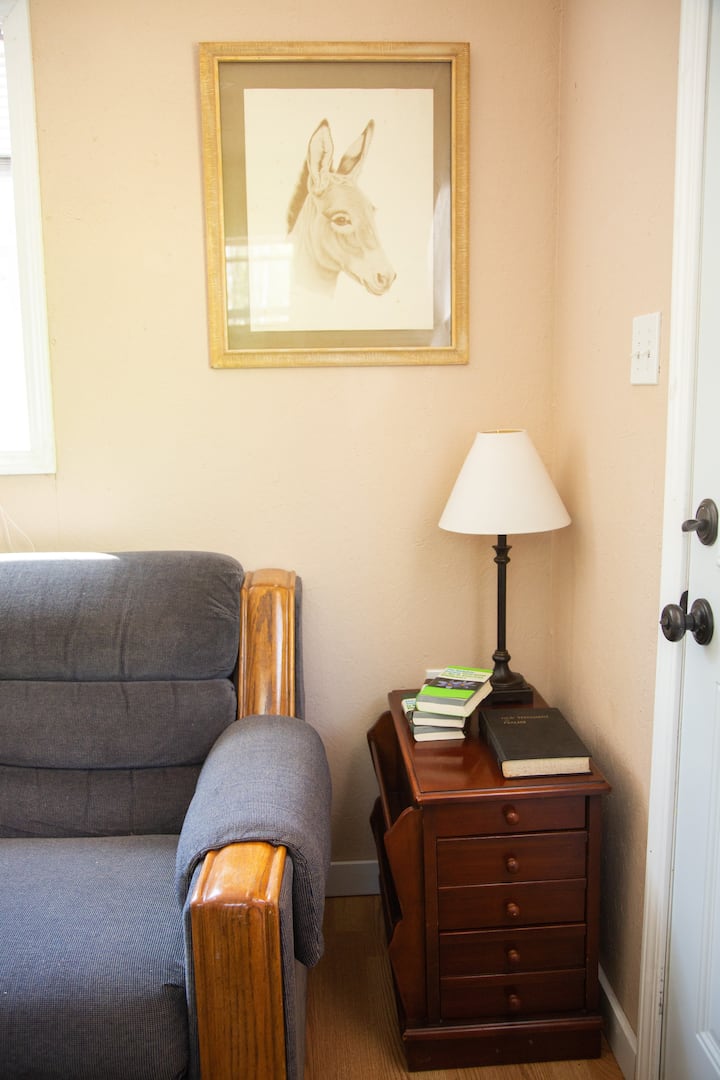 Príďte si oddýchnuť s dobrou knihou a šálkou kávy!