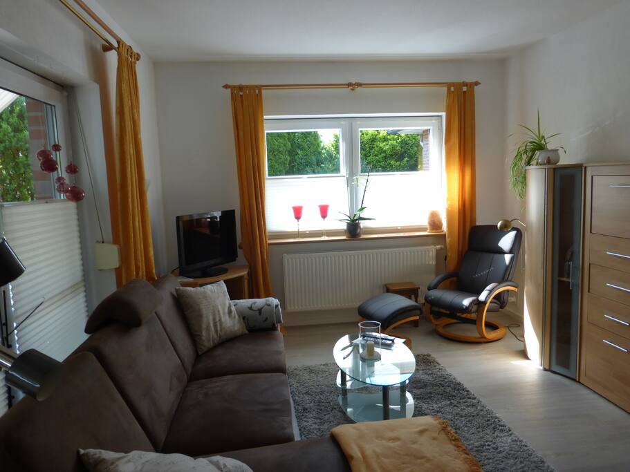 Wohnzimmer mit ausziehbarem Schlafsofa u. Fernsehsessel