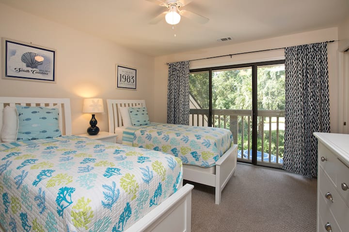 غرفة نوم مزدوجة للضيوف ، تقع في الطابق الثاني.