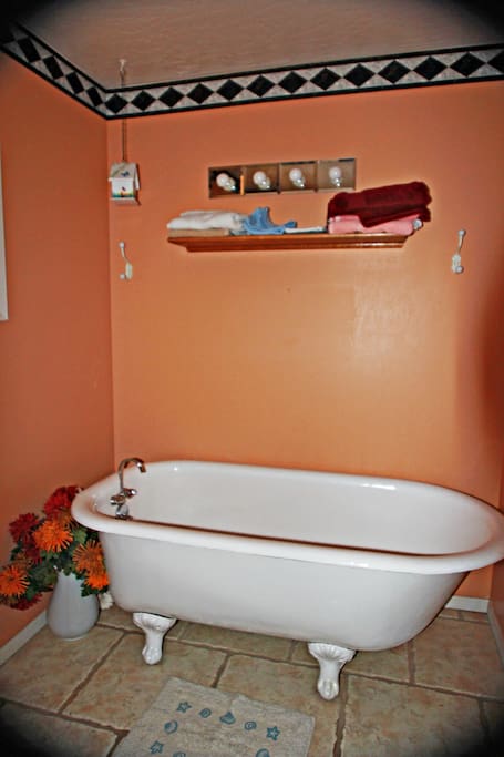 Claw foot tub