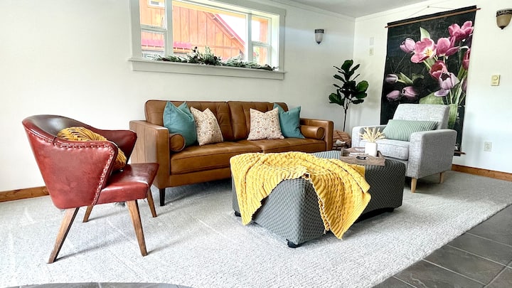 Útulná obývacia izba má pohovku, ktorá sa v prípade potreby rozkladá na posteľ s dvoma posteľami.