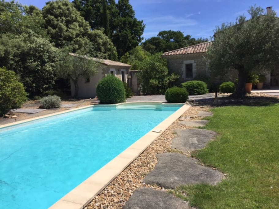 La piscine et son pool house