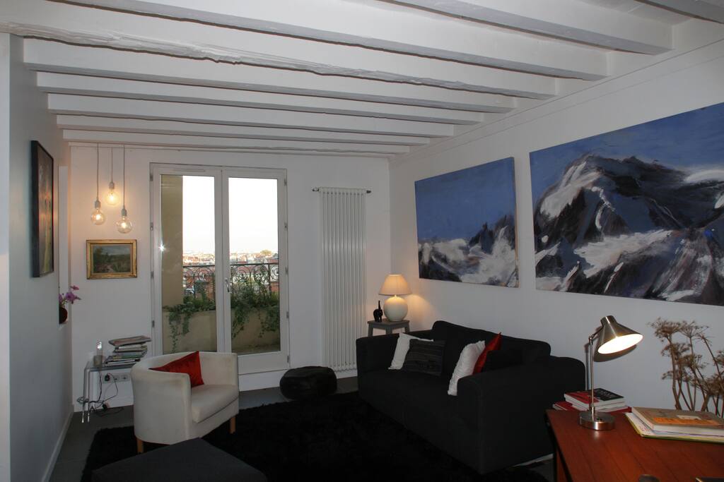 salon cosy avec son petit balcon