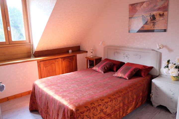 Dormitorio con una cama de 140 - un gran armario, un armario y un semanal. La habitación es muy clara con su ventana orientada al sur. 