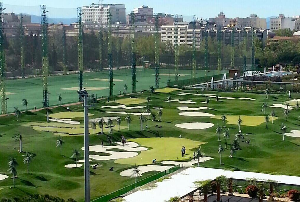 Golf enfrente del edificio