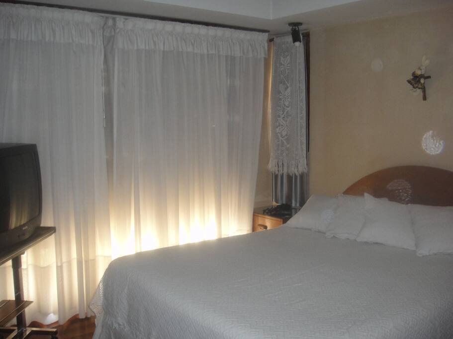 cuarto con cama matrimonial