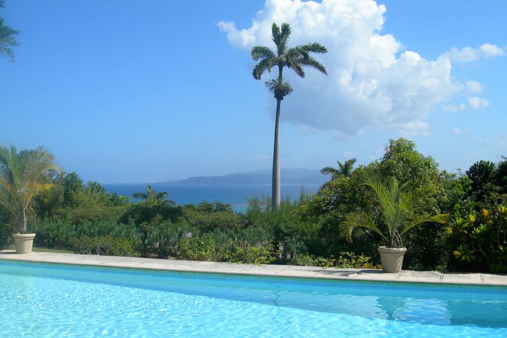Its large sun-drenched private pool is great for swimming laps ...