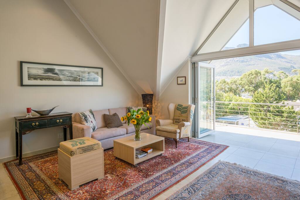 Lounge area with balcony