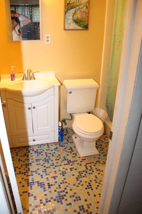 Bathroom w/shower