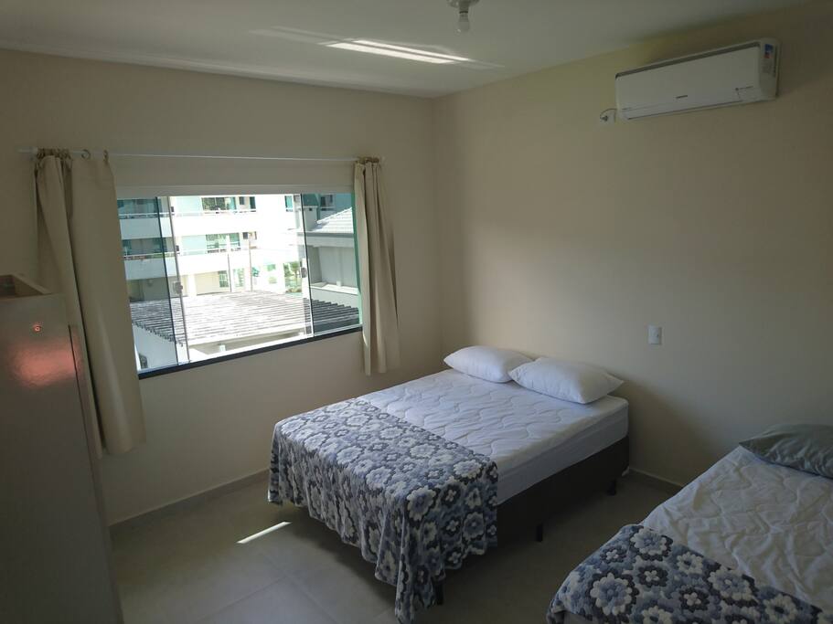 Quarto com cama box de casal, solteiro e ar-condicionado