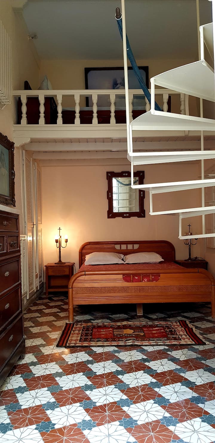 След това влизаме в спалня №3 (двойно легло)
и неговите спираловидни води 
За мезанин с двойно легло
А след това към офиса - високото бюро