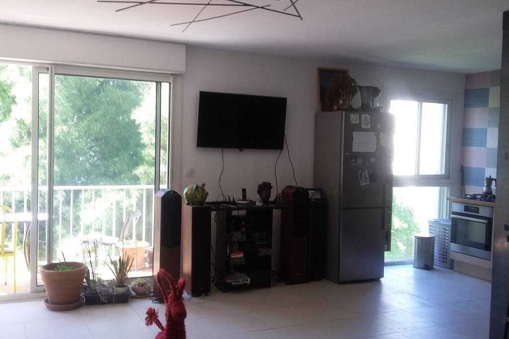Baie vitrée donnant sur la terrasse et le parc.