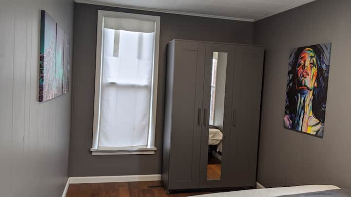 Spavaća soba s ormarom.