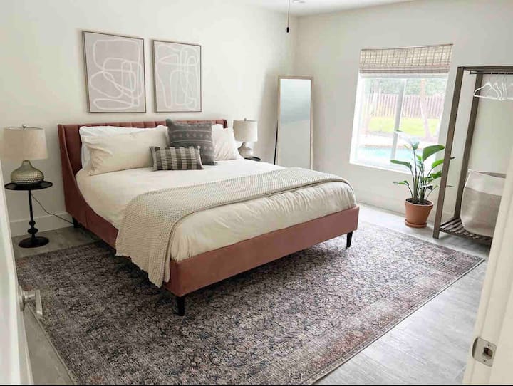 Започнете деня си с комфорт – голямо двойно легло, искрящи гледки към басейна и тишината, за която копнеете.