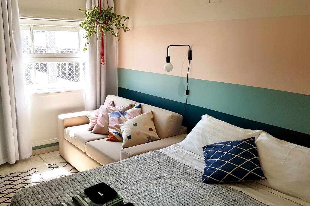Studio no 16° andar todo repaginado pela arquiteta... bem iluminado pela luz do sol, arejado, cama de casal com molas ensacadas, lençóis e travesseiros brancos com 400 fios, almofadas, toalhas macias, toalhas de make up, lâmpada de leitura e sofá.