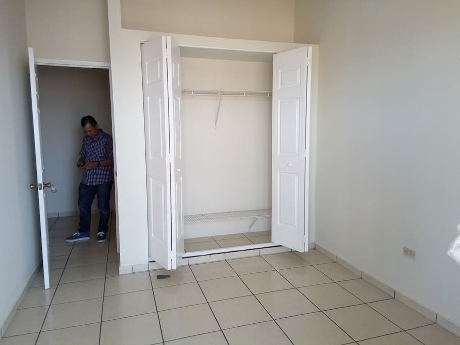 Interior de la habitación con armario