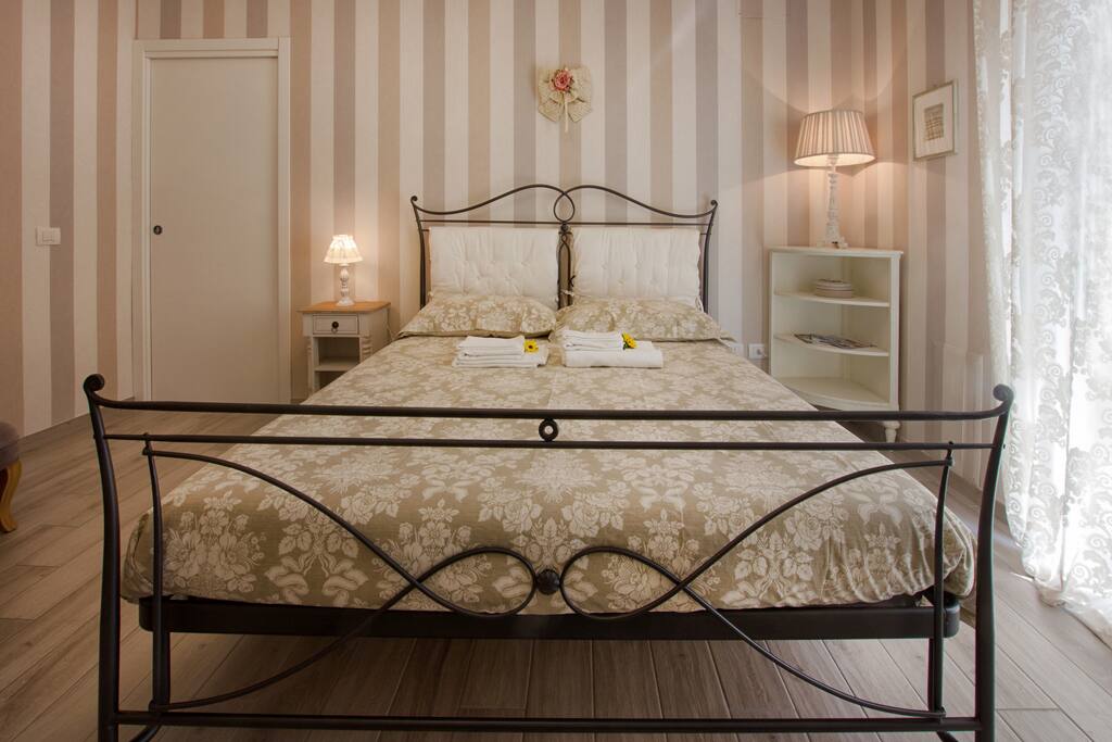 Ampio letto matrimoniale in ferro battuto