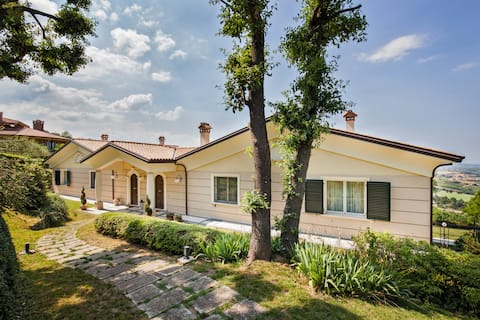 Top performing Airbnb: Villa Montescudo in Rimini