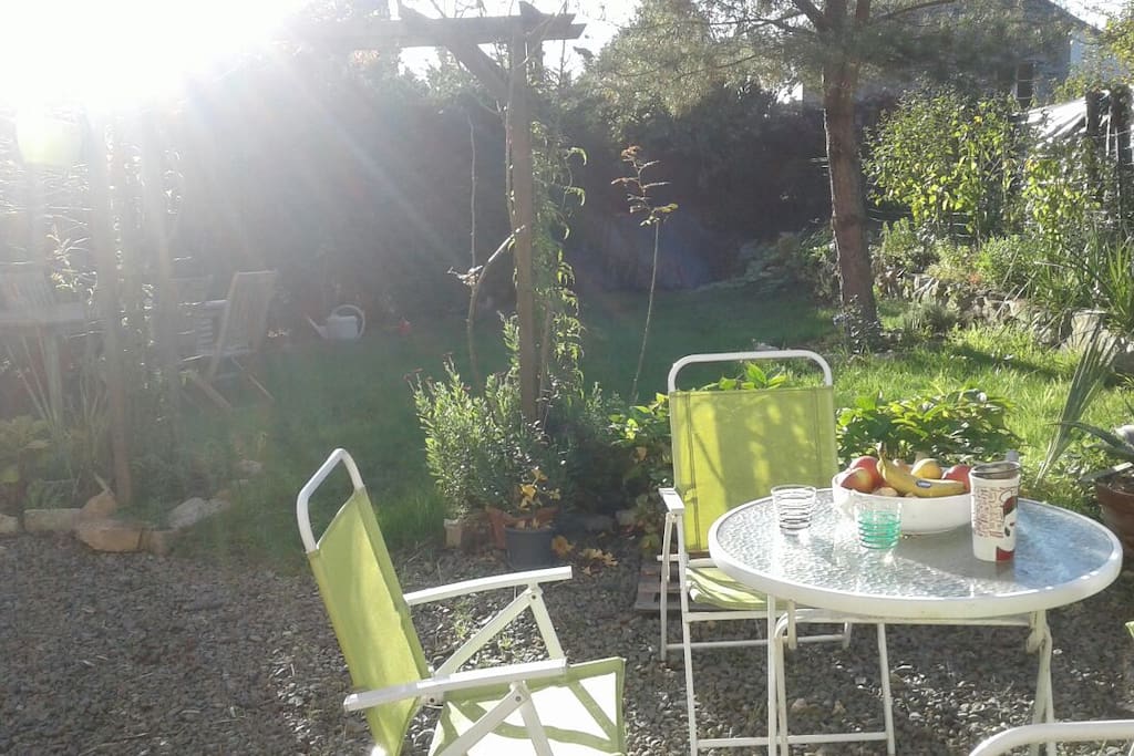 le jardin fermé donnant sur l entrée de la cuisine