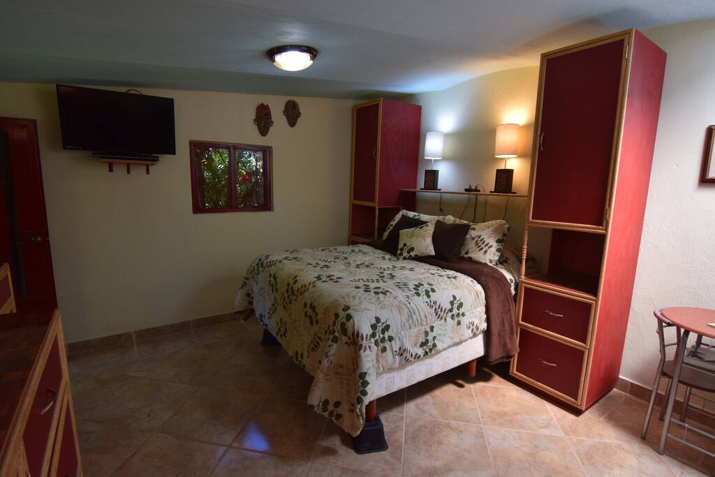 Comfortable Queen bed (Canadian mattress), lots of closet and cupboard space