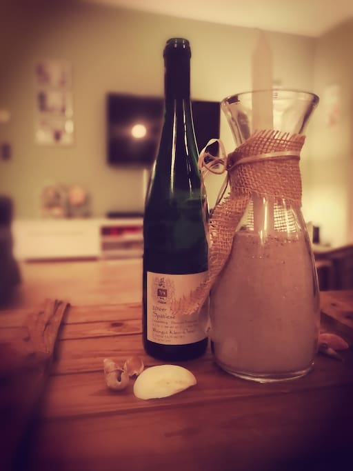 Gerne stellen wir euch eine Flasche Wein aus dem hauseigenen Weingut bereit.