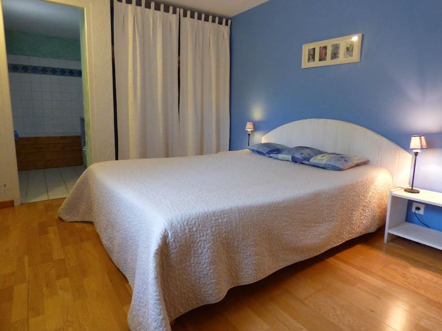 Toutes nos chambres sont pourvues de toilettes et douches ou baignoires privatives. Une literie de qualité avec des lits en 160. La chambre familiale est quand à elle composée d'un lit superposé et d'un lit en 140. Une fraîcheur naturelle et une isolation phonique soignée vous garantissent de belles nuits de repos!