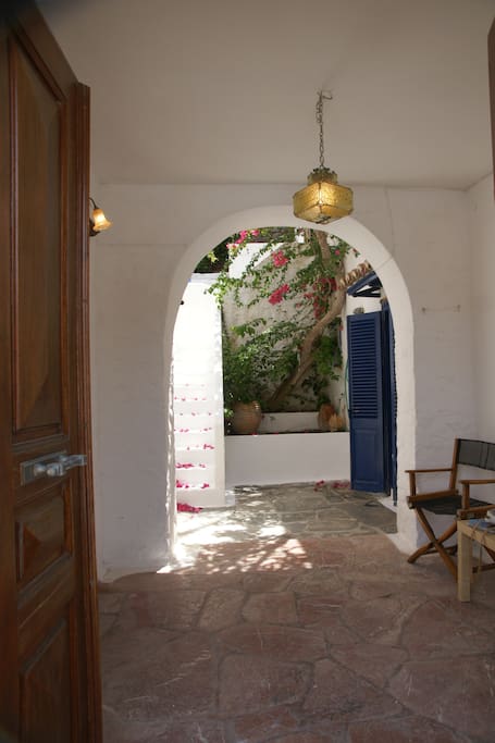 Η κοινόχρηστη αυλή.The yard. It is used also by the neighboors,to enter and exit the house.
