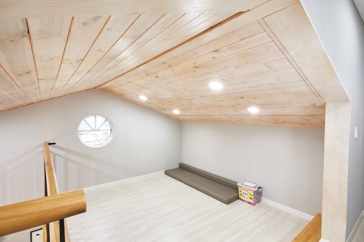 มีห้องใต้หลังคาอยู่เหนือ
ห้องนั่งเล่น
มีสิ่งอำนวยความสะดวก ondol ไฟฟ้า
เป็นที่พักที่เด็กๆชอบ